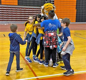Students hug Buffalo STate mascot